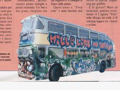 E simbolo indiscusso dello Stop Over era il bus �Double Decker� a due piani che venne messo a disposizione dal Comune in quanto ormai inutilizzato. Inizialmente pensato per promuovere i volumi Millelire, divenne il mezzo che, dopo aver accolto i giovani che arrivavano in Stazione centrale, li accompagnava alla San Francesco